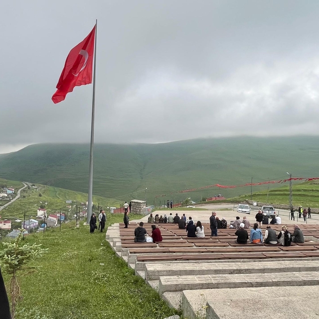 Bulut ve sis, Damal'daki Atatürk silüetini gizledi