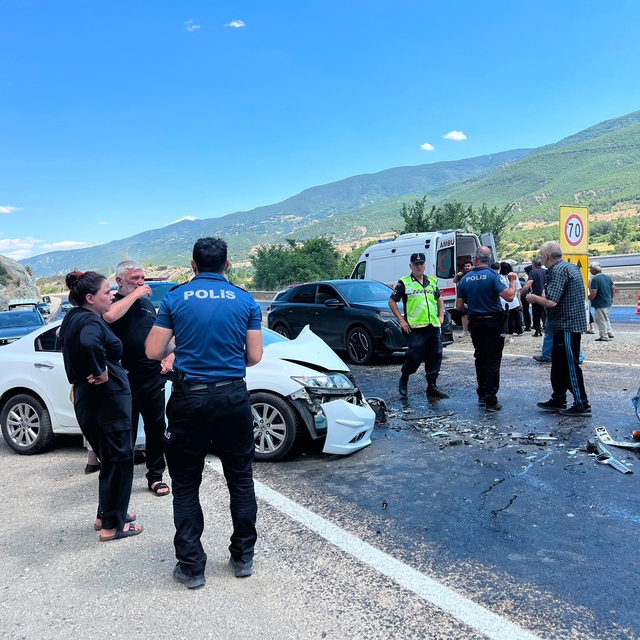 Kastamonu'da iki otomobil çarpıştı: 5 yaralı
