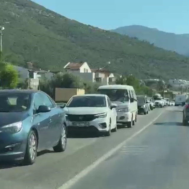 Kuşadası'nda milli park dönüşü yoğunluğu oluştu