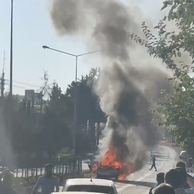 Seyir halindeki otomobil alev alev yandı