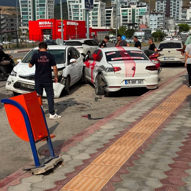 Gelin arabası otomobille çarpıştı: 1 yaralı