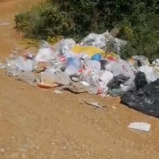Balık tutmak için gittiği gölde çöp yığınıyla karşılaştı: Poşet poşet topla...