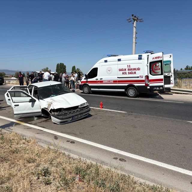 Bariyerlere çarpan otomobilde 6 kişi yaralandı