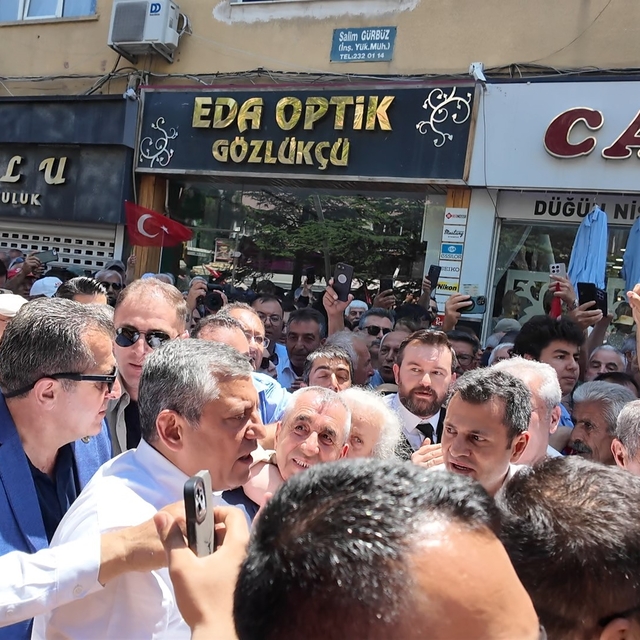 Özgür Özel'in Niğde programında vatandaşlar ezilme tehlikesi geçirdi