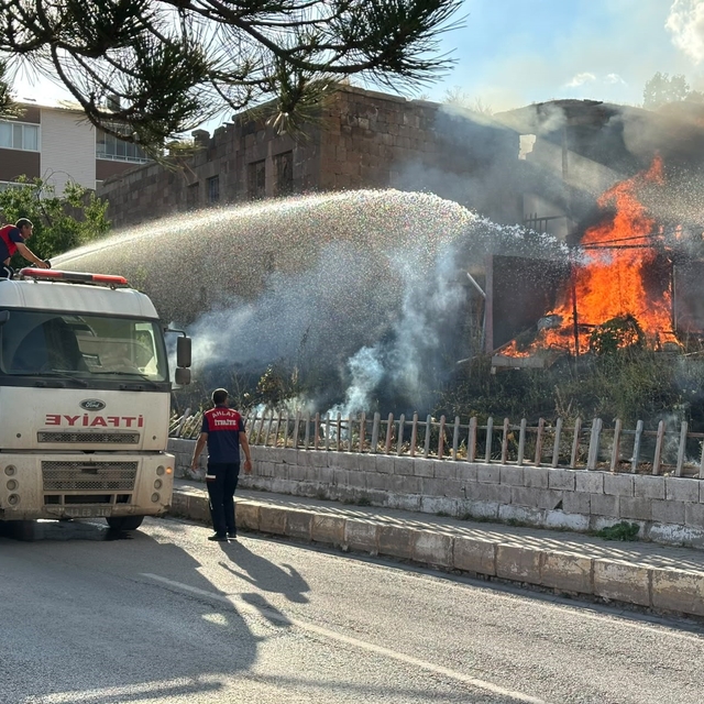 Bitlis'te korkutan yangın