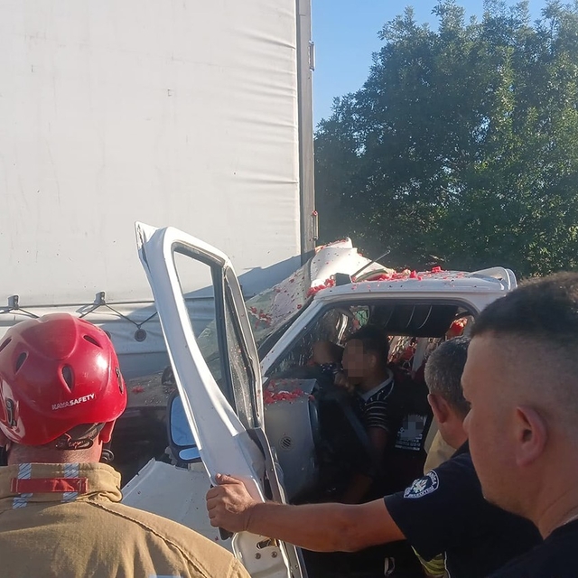 Manisa'da kamyonet tıra çarptı: 1'i ağır 2 yaralı