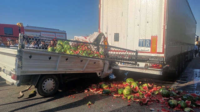 Manisa'da kamyonet, TIR'a arkadan çarptı: 1'i ağır 2 yaralı