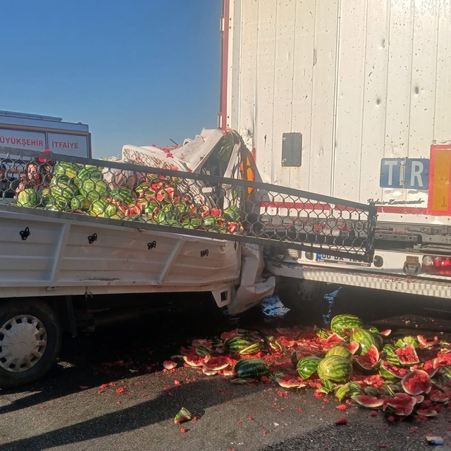 Manisa'da kamyonet, TIR'a arkadan çarptı: 1'i ağır 2 yaralı