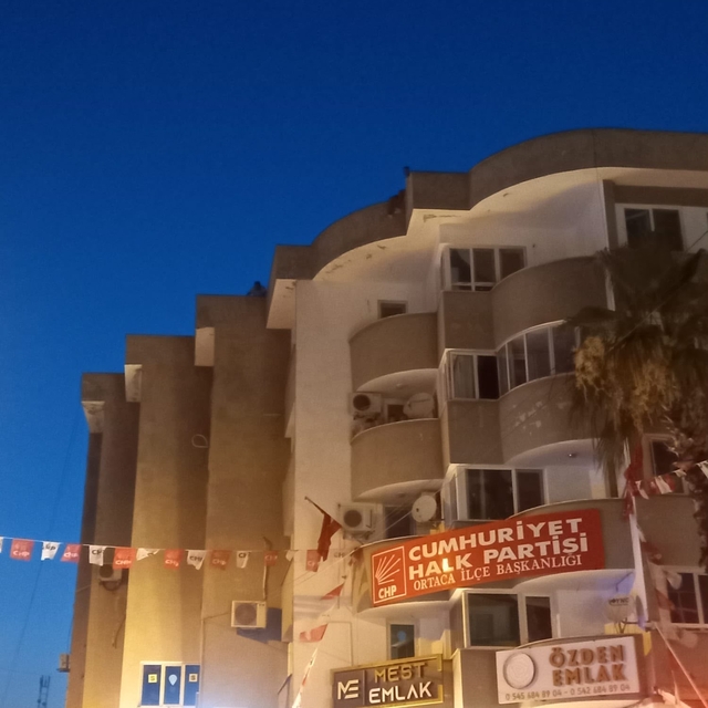 Muğla'da çatıya çıkan genç ikna edilerek aşağı indirildi
Çevrede toplanan v...