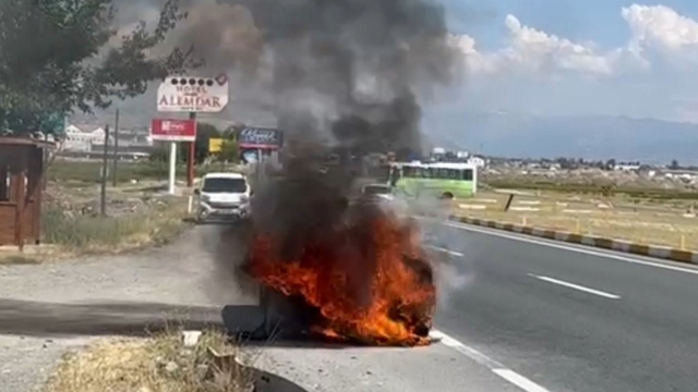 Erzincan'da otomobil küle döndü! Sürücünün sigaralı müdahalesi dikkat çekti