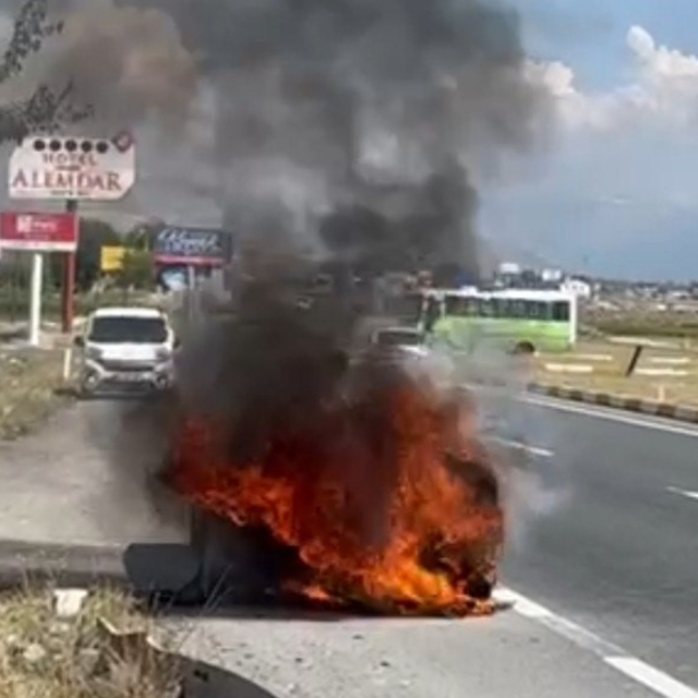 Erzincan'da otomobil küle döndü! Sürücünün sigaralı müdahalesi dikkat çekti