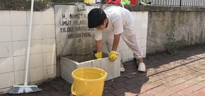 Yaşıtları oyun oynarken o şehit mezarlıkları ve çeşmeleri temizliyor
