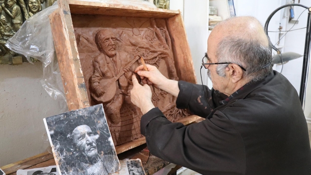 Emekli resim öğretmeninden topluma mesaj veren rölyefler