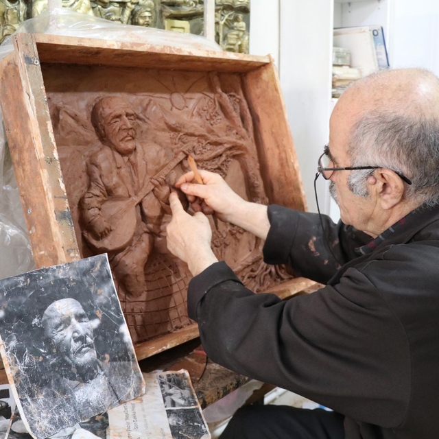 Emekli resim öğretmeninden topluma mesaj veren rölyefler