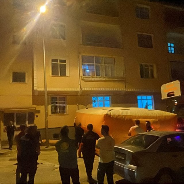 Evinin balkonundan atlamak isteyen şahsı, polisler ikna etti