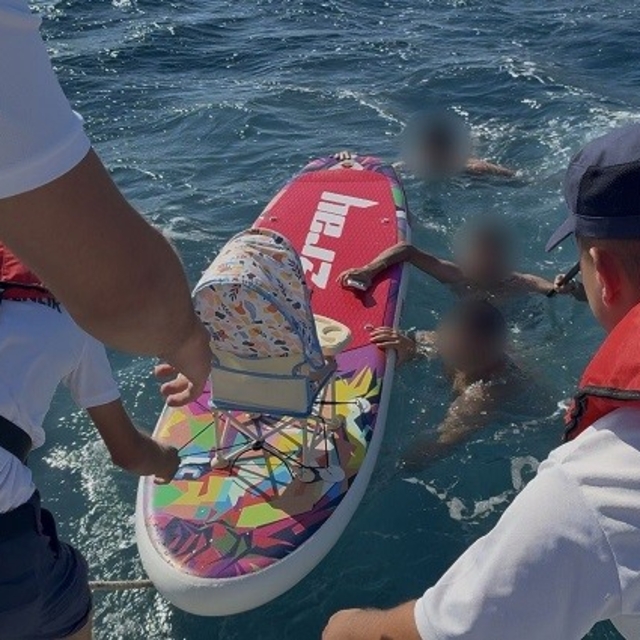 İzmir'de kürek sörfü yaparken denizde sürüklenen 5 kişi kurtarıldı