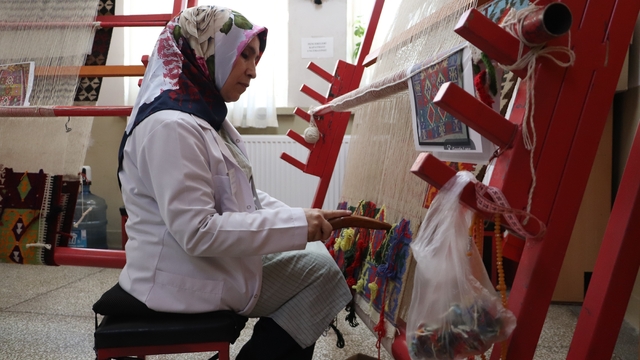 Türkmen gelinlerinin sessiz çığlığı bu kilimlerde yaşıyor
Eskişehir'de asırlık miras: Kadınların diliyle anlatamadığı duygular kilimlerde hayat buluyor
Diliyle anlatamadıklarını ilmeklerle dokudular