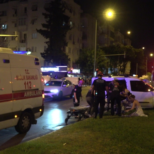 Antalya'da iki hafif ticari araç kavşakta çarpıştı: 3 yaralı