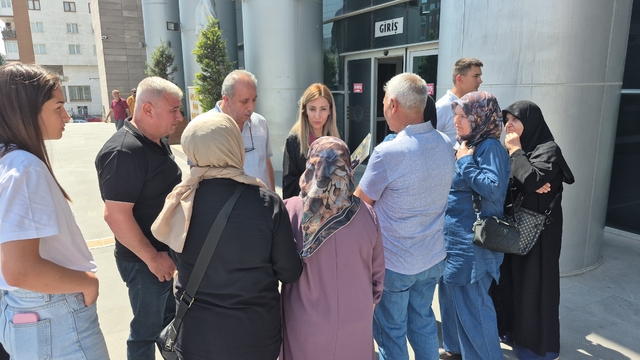 "Büyü yaptığını düşünüyordum" diye kendisini savunan cinayet sanığı 'akli dengesi yerinde' çıktı
Eskişehir'de Ahmet Çalık'ı öldüren sanığın yargılandığı dava ertelendi
Av. Esra Duru Erdik:
"Biz planlı bir eylem olduğu kanaatindeyiz"
Ahmet Çalık'ın ablası Gülfer Görgöz:
"Böyle insanlar çıkmasın, toplum içinde yaşamasın"