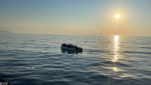 Çeşme'de hareketli lastik bottaki 20 düzensiz göçmen yakalandı