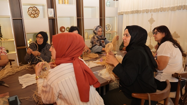 Üreten kadınların yeni adresi "Ana Kafe"de ilk atölye heyecanı
Hem üretiyor hem sosyalleşiyorlar