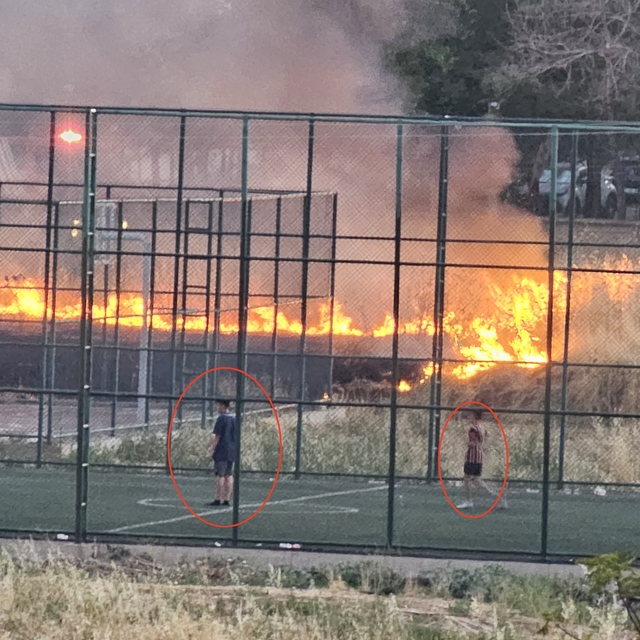 Yangına rağmen futbol oynamaya devam ettiler; o anlar kamerada