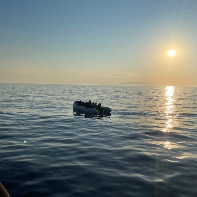 Çeşme'de hareketli lastik bottaki 20 düzensiz göçmen yakalandı