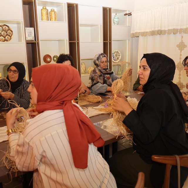 Üreten kadınların yeni adresi "Ana Kafe"de ilk atölye heyecanı
Hem üretiyor...