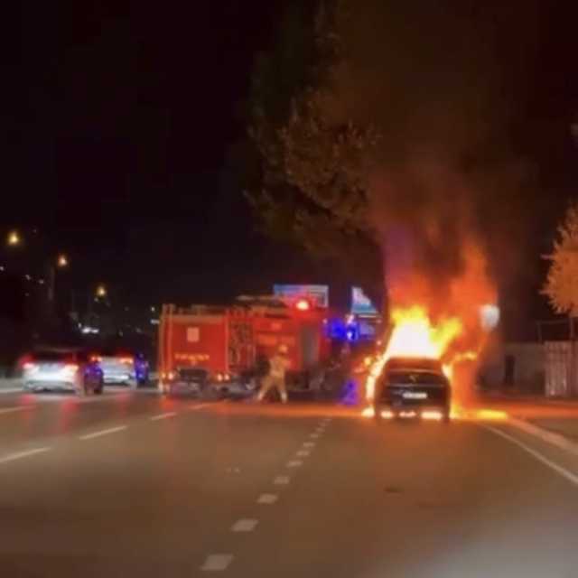 Seyir halindeki otomobil alev topuna döndü
