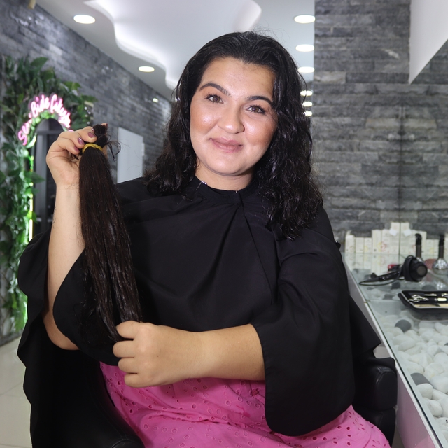 Gözü gibi koruduğu saçlarını kanser hastası çocuklar için kesti