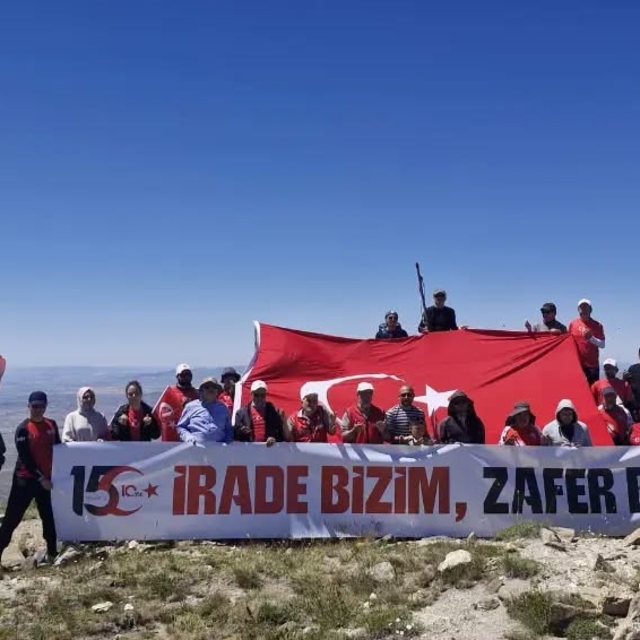 15 Temmuz için zirveye tırmandılar