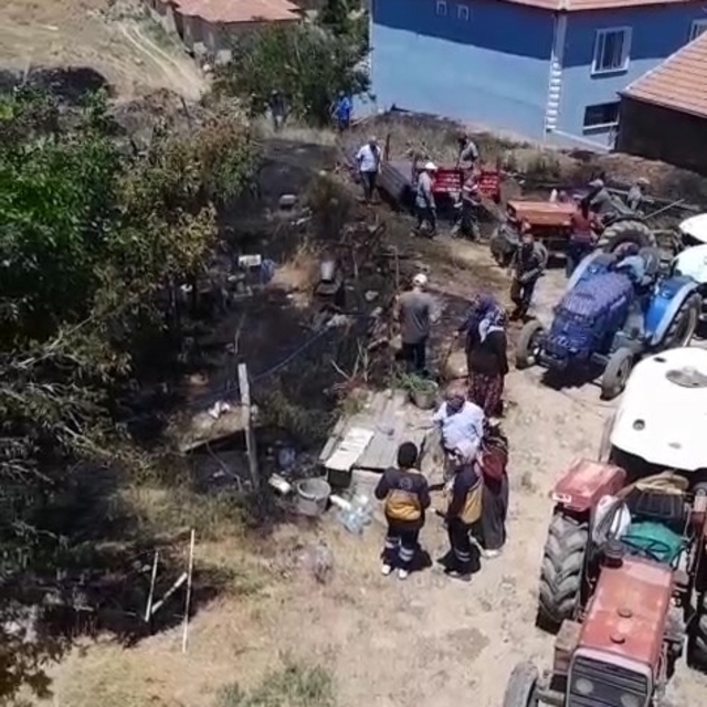 Evin avlusunda çıkan yangın büyümeden söndürüldü