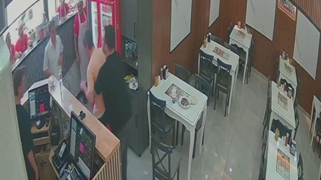 Dönercide hayat kurtaran müdahale
Ordu'da döner yerken boğazına yiyecek kaçan vatandaş, heimlich manevrası ile kurtarıldı
