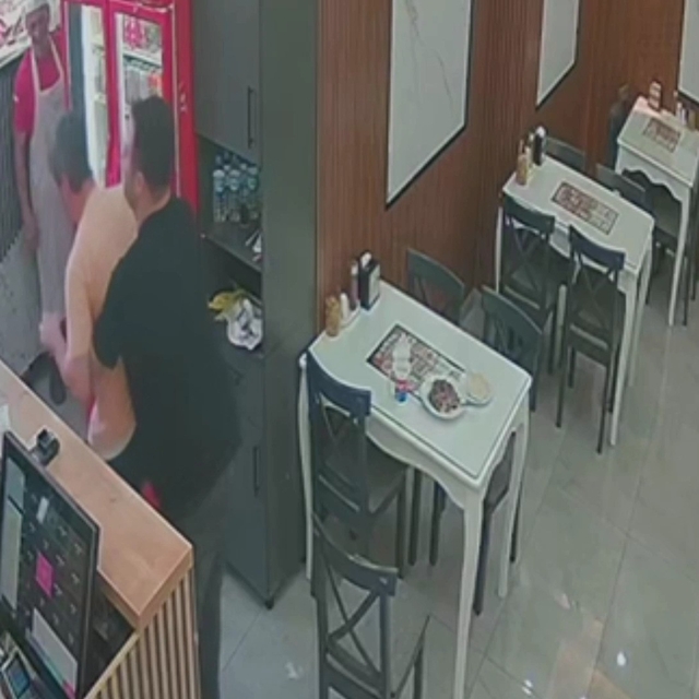 Dönercide hayat kurtaran müdahale
Ordu'da döner yerken boğazına yiyecek kaç...