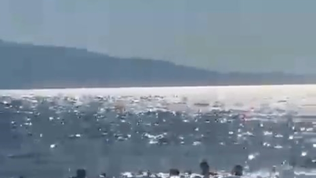 Denizde dubaların dışına çıkan baba ve iki kızı ölüm tehlikesi atlattı