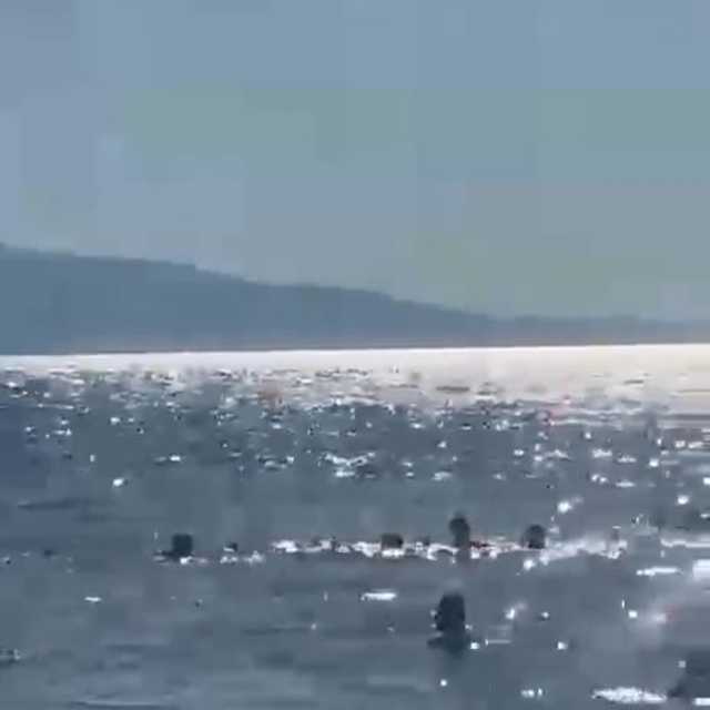 Denizde dubaların dışına çıkan baba ve iki kızı ölüm tehlikesi atlattı