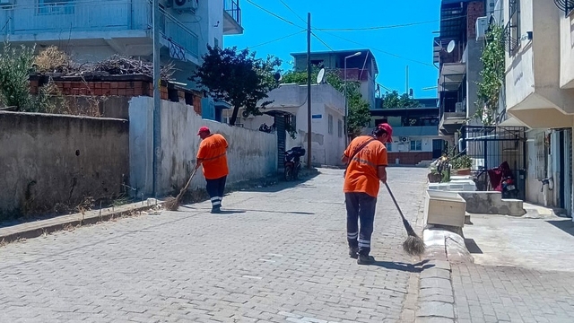 Efeler'de temizlik çalışmaları sürüyor