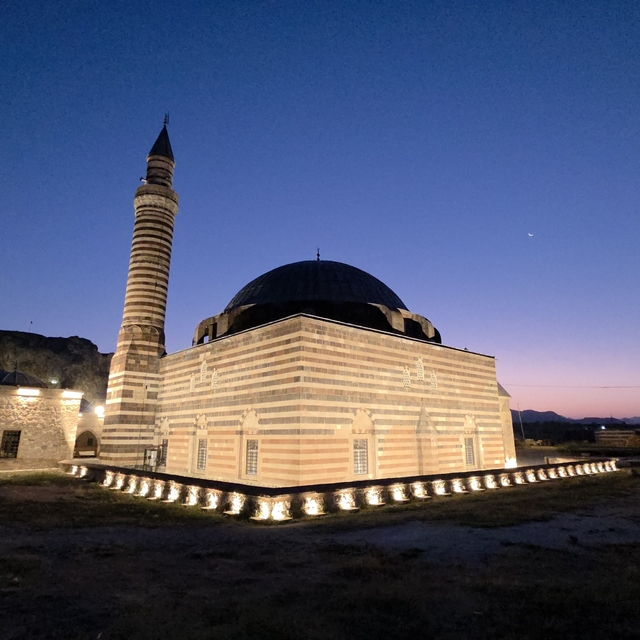 Van semalarında hilal Ay ve Mars, tarihi camilerle aynı karede