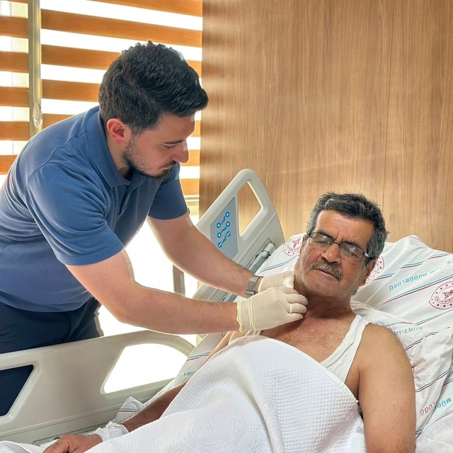 Siirt'te felç riski taşıyan hasta başarılı şah damarı ameliyatıyla sağlığın...