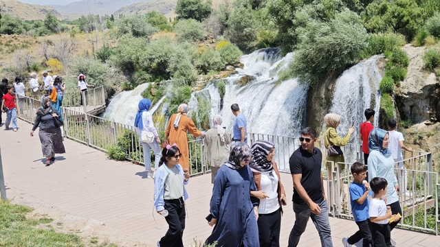 Debisi yükselen Muradiye Şelalesi'ne ziyaretçi akını
