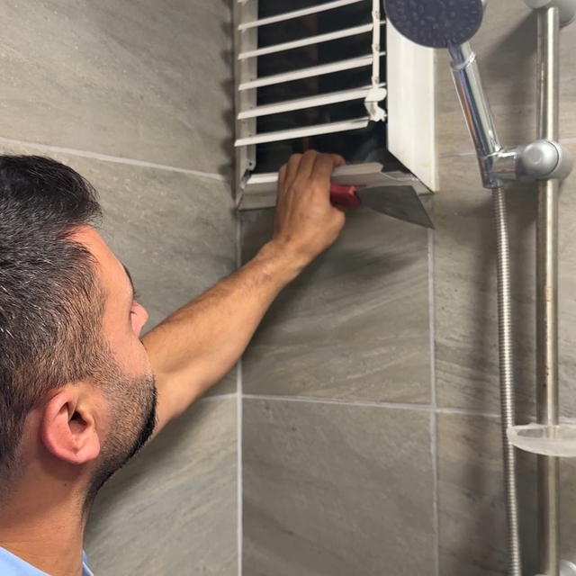 Günlerdir mahsur kalan güvercini kurtarmak için pencereyi söktü