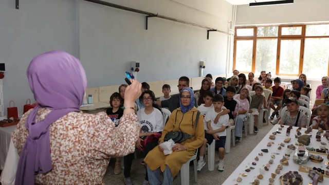 Kütahya'da çocuklar doğal taşların gizemli dünyasını keşfetti