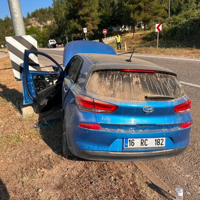 Refüje çarpan otomobildeki 2'si çocuk 4 kişi yaralandı