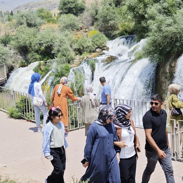 Debisi yükselen Muradiye Şelalesi'ne ziyaretçi akını
