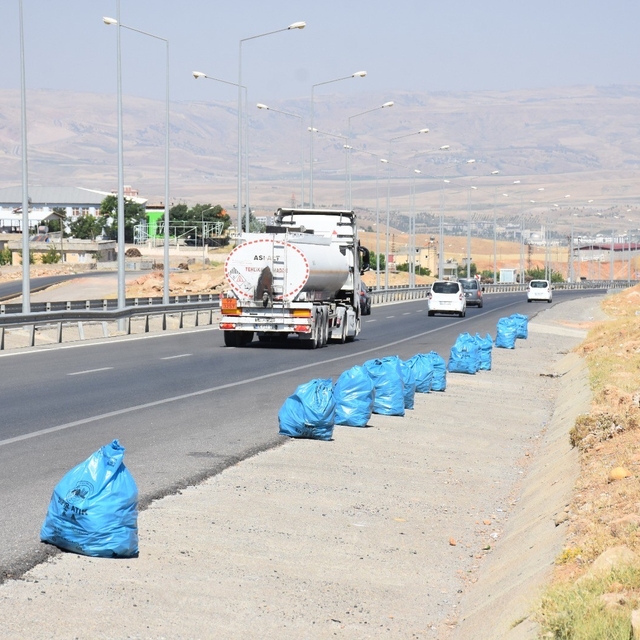 Siirt'te çevre yolunda kapsamlı temizlik mesaisi