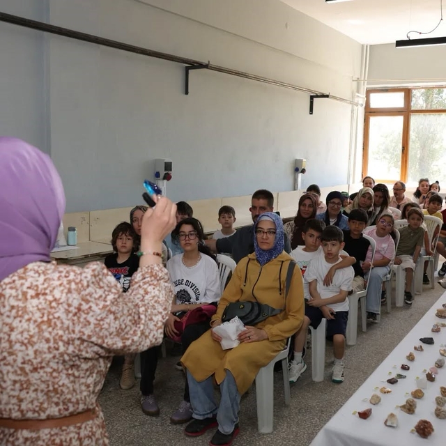 Kütahya'da çocuklar doğal taşların gizemli dünyasını keşfetti