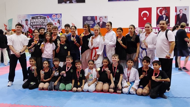 Alaşehirli karateciler Ege'yi fethetti
Alaşehir Belediyespor Karate takımı 27 madalya ile takım halinde 3'üncü oldu