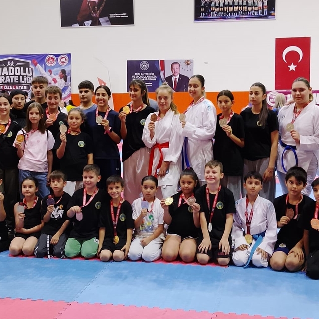Alaşehirli karateciler Ege'yi fethetti
Alaşehir Belediyespor Karate takımı...