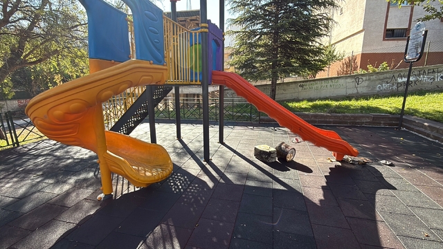Çocuk parkındaki kaydıraklara yanık yağ döktüler
Eskişehir'de kimliği belirsiz kişi ya da kişilerce çocuk parkına dökülen yanık yağ mahalleliyi isyan ettirdi
Emek Mahallesi Muhtarı Sibel Akın: "Bu insanlık dışı"