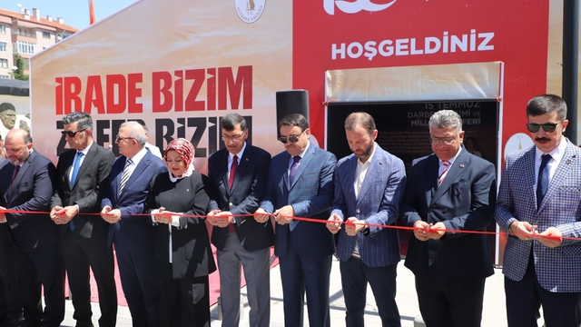 Kütahya'da '15 Temmuz Anma ve Deneyimleme Çadırı' Zafer Meydanı'nda açıldı